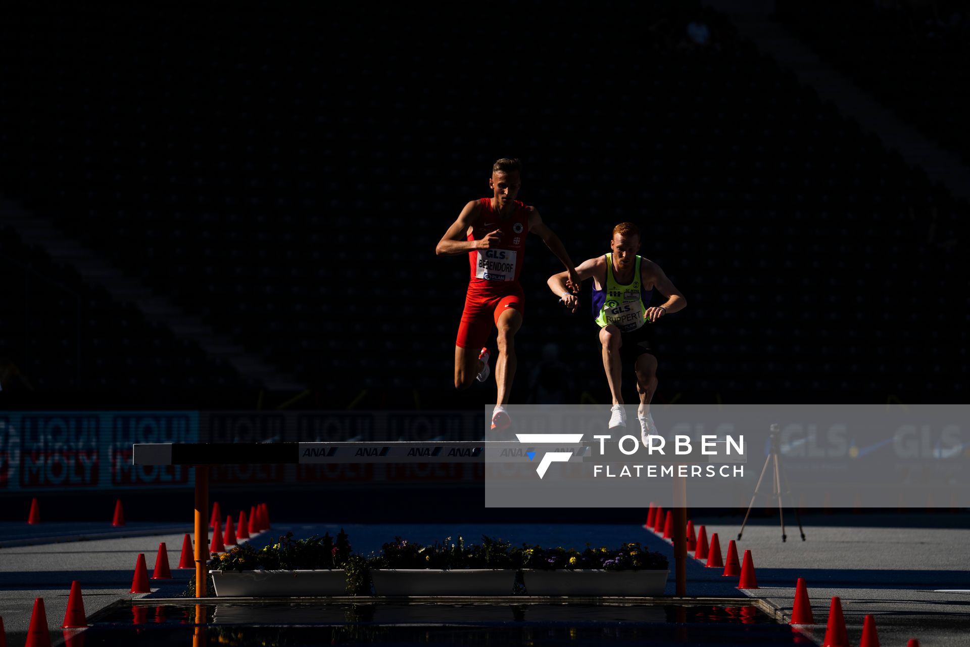 Karl Bebendorf (Dresdner SC 1898) und Frederik Ruppert (SC Myhl LA) ueber 3000m Hindernis waehrend der deutschen Leichtathletik-Meisterschaften im Olympiastadion am 26.06.2022 in Berlin